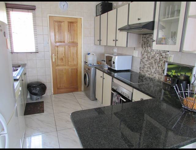 2 BEDROOM TOWNHOUSE FOR SALE IN EIKE PARK